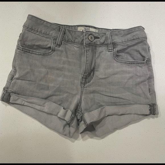 Bundle of XS/S pieces! Shorts, jeans, short sleeve long sleeve shirt, jewelry - Picture 6 of 10